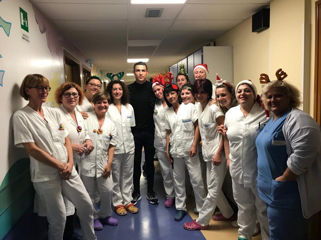 Juventus, Cristiano Ronaldo e Georgina in visita ai piccoli pazienti del Regina Margherita