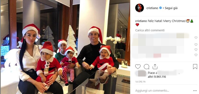 Ronaldo fa Babbo Natale su Instagram