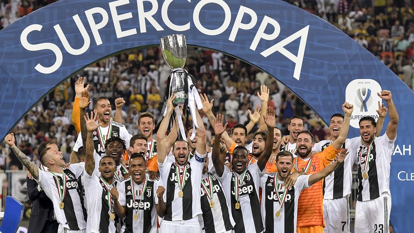 Chiellini alza la Supercoppa: la festa della Juventus