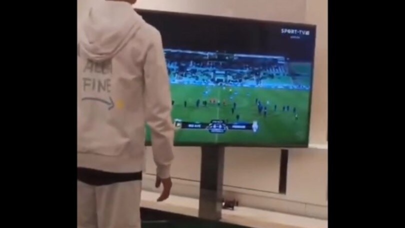 Ronaldo spegne la tv col fucile