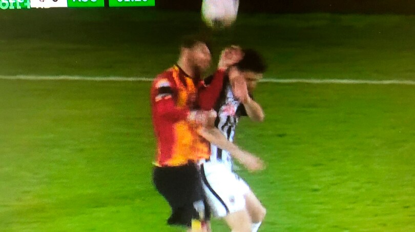 Lecce-Ascoli, paura per Scavone: batte la testa e perde i sensi