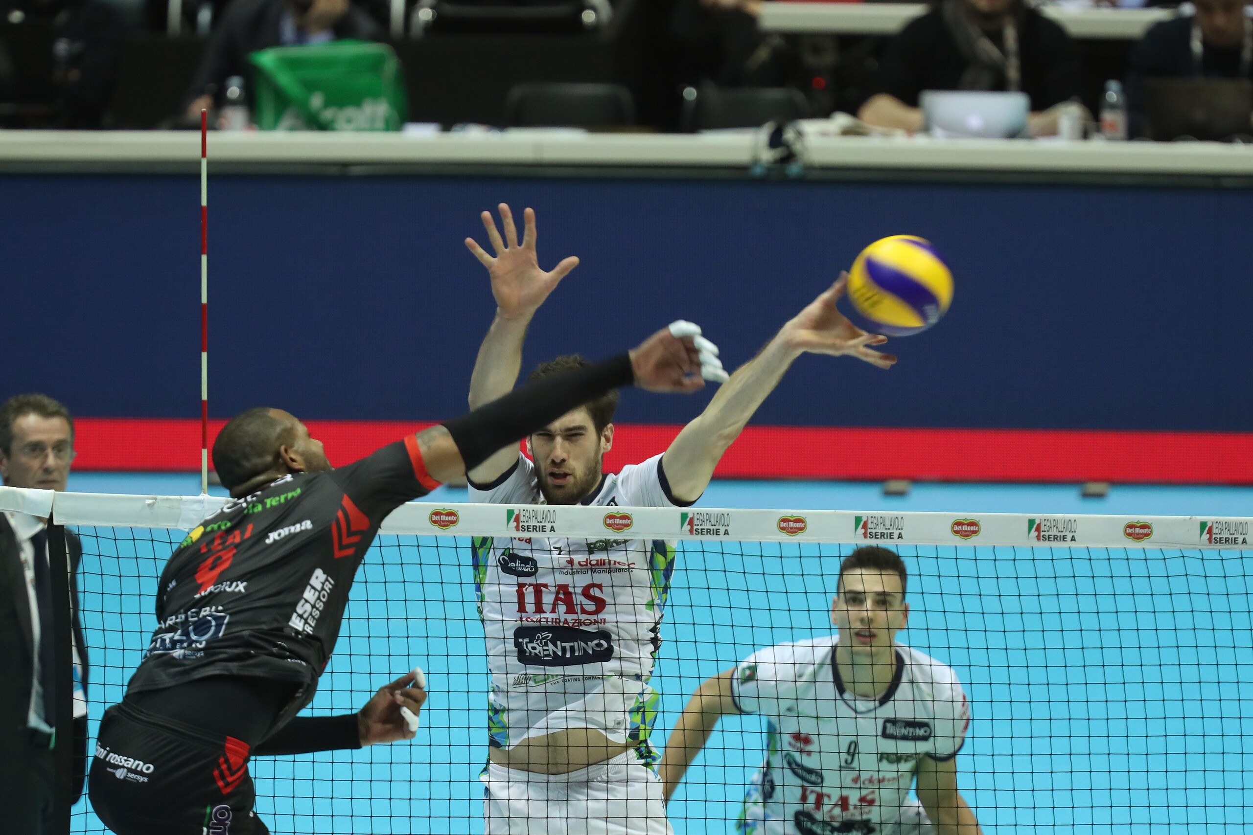 Volley: Coppa Italia, Civitanova sprint su Trento che vale la finale