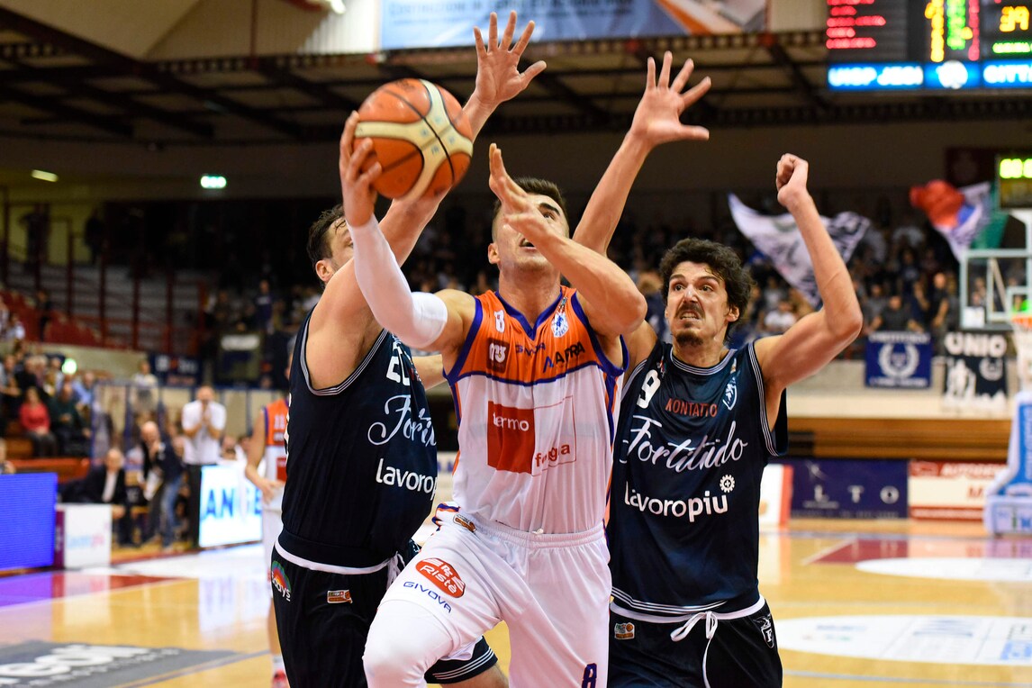 Basket, A2: Jesi conta sul fattore campo per mordere i Roseto Sharks