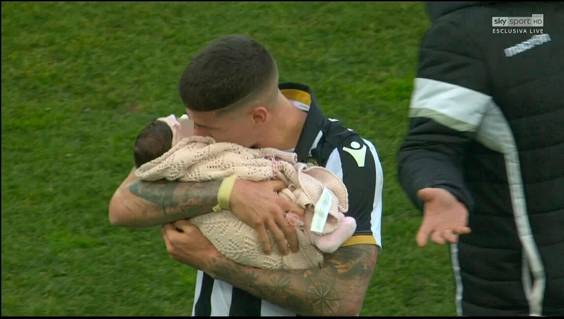Udinese-Chievo 1-0: De Paul esulta in campo con la figlia