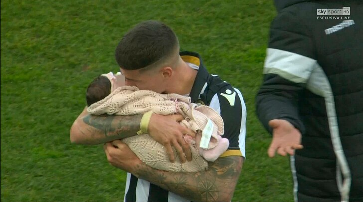 Udinese-Chievo 1-0: De Paul esulta in campo con la figlia