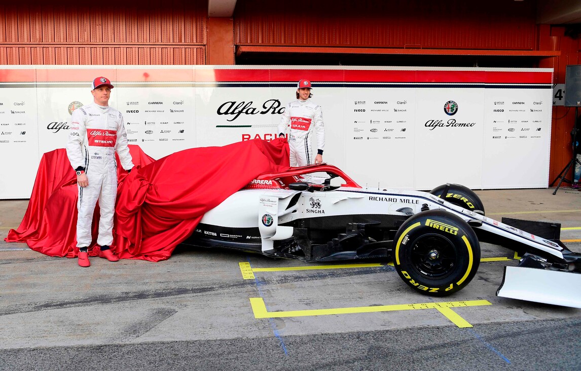 F1, svelata in pista la livrea dell'Alfa Romeo Racing