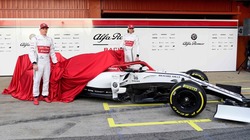 F1, svelata in pista la livrea dell'Alfa Romeo Racing