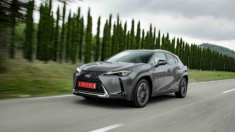 Lexus UX: test su strada del SUV
