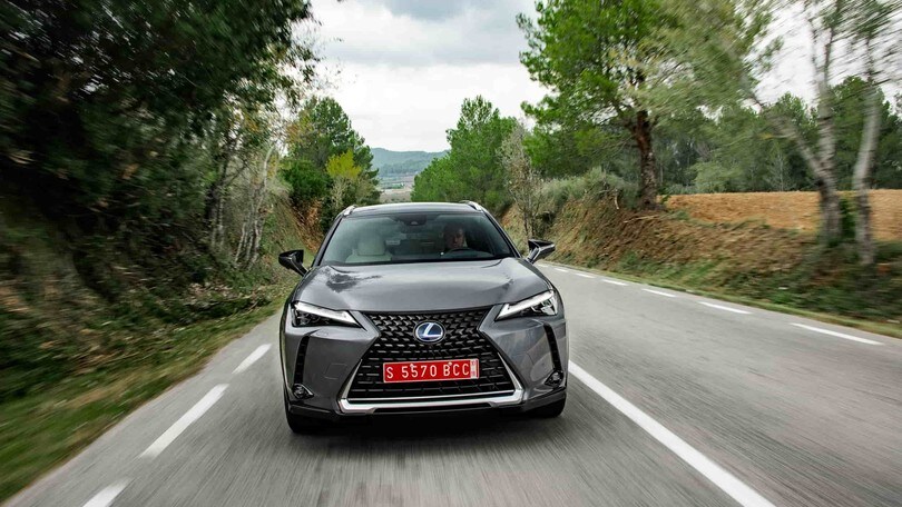 Lexus UX: foto del SUV di lusso