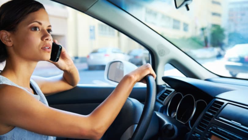Cellulare in auto, patente ritirata alla prima violazione