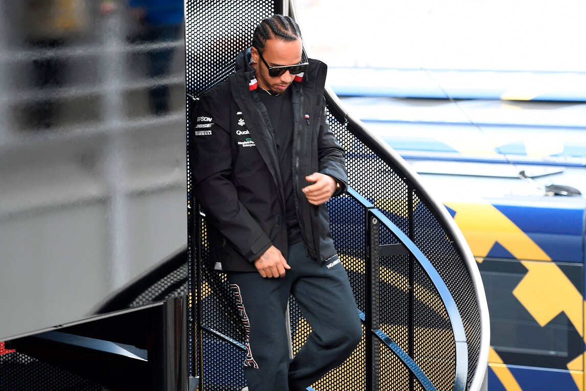 F1 Mercedes, Hamilton: «Ferrari in forma, noi stiamo studiando»