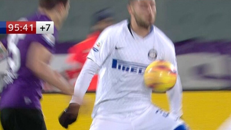 Fiorentina-Inter: l'intervento di D'Ambrosio, l'arbitro dà il rigore