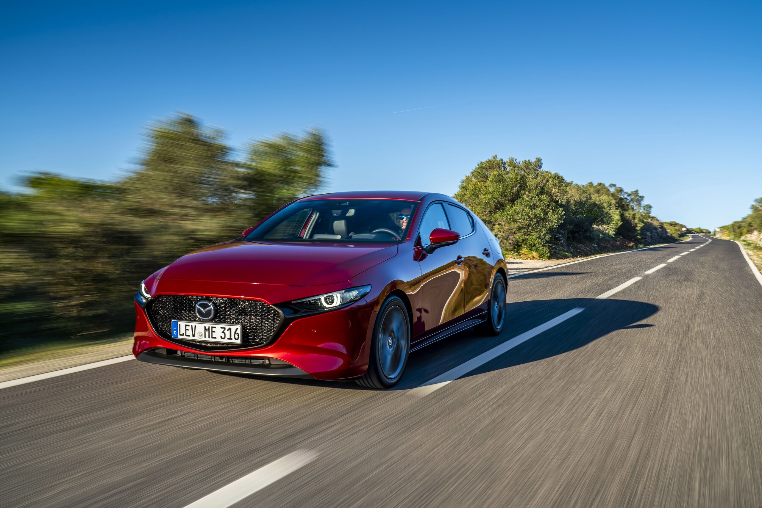 Emozione ibrida su nuova Mazda3: la prova su strada