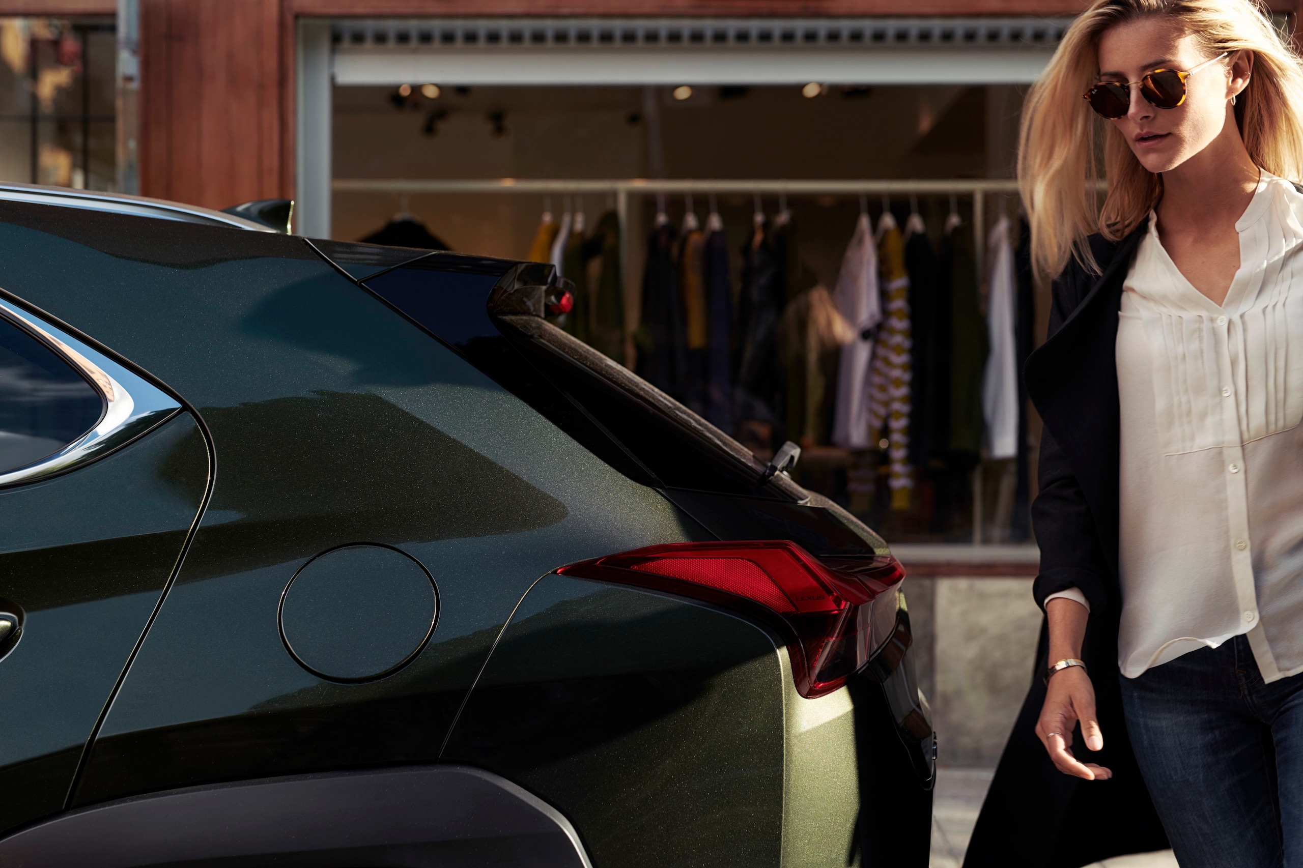 Lexus UX Hybrid sfila nella città del lifestyle