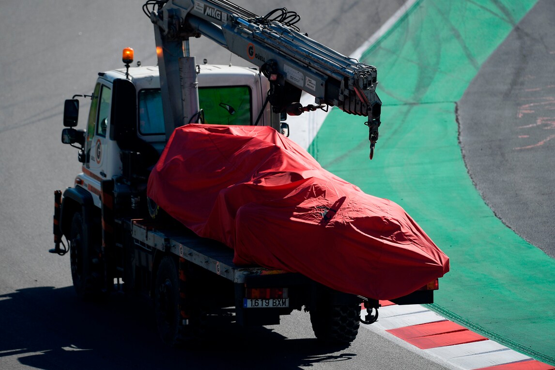F1 Ferrari, che spavento per Vettel: fuoripista a Barcellona