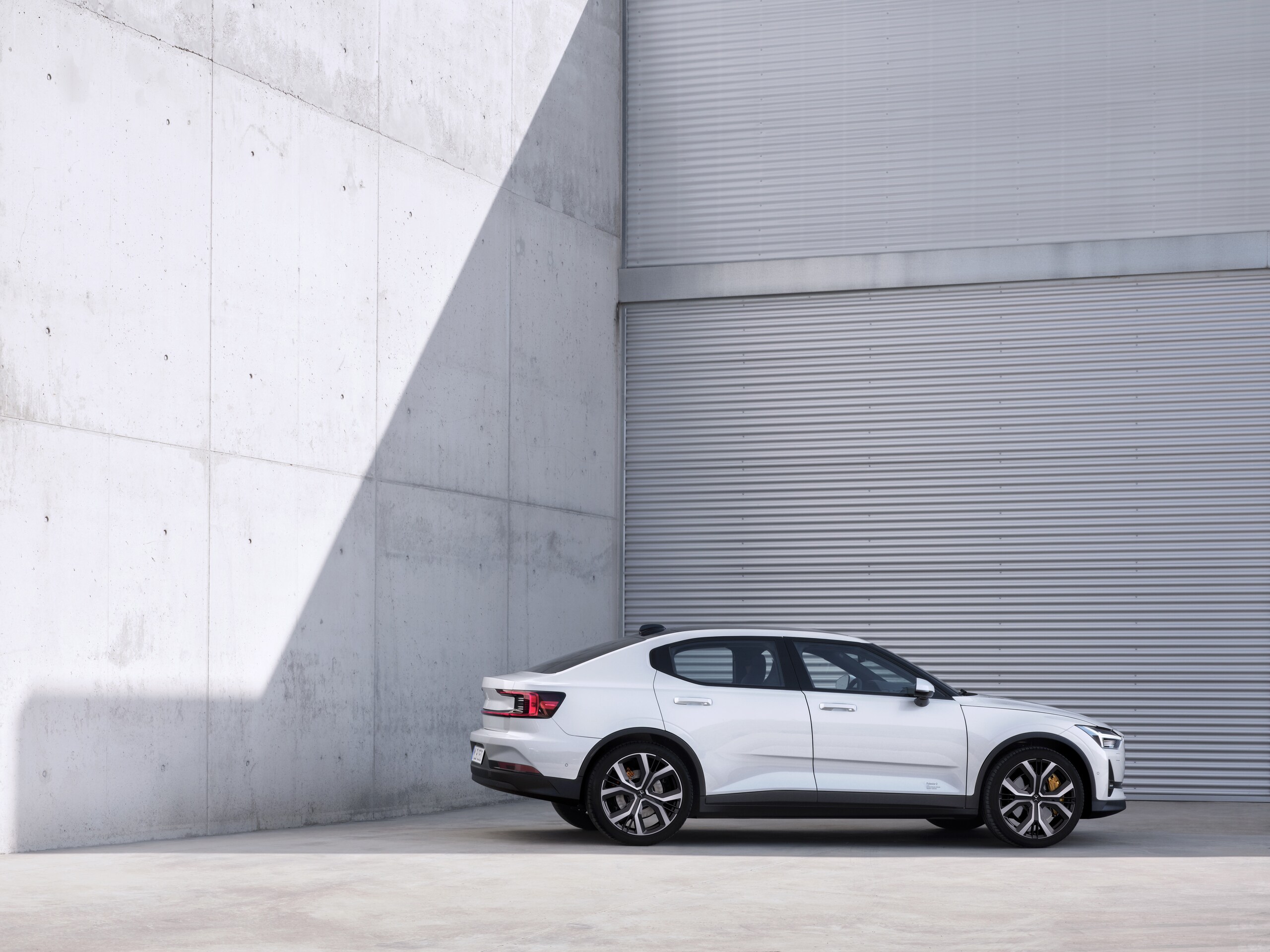 Polestar 2 sfida la Tesla Model 3