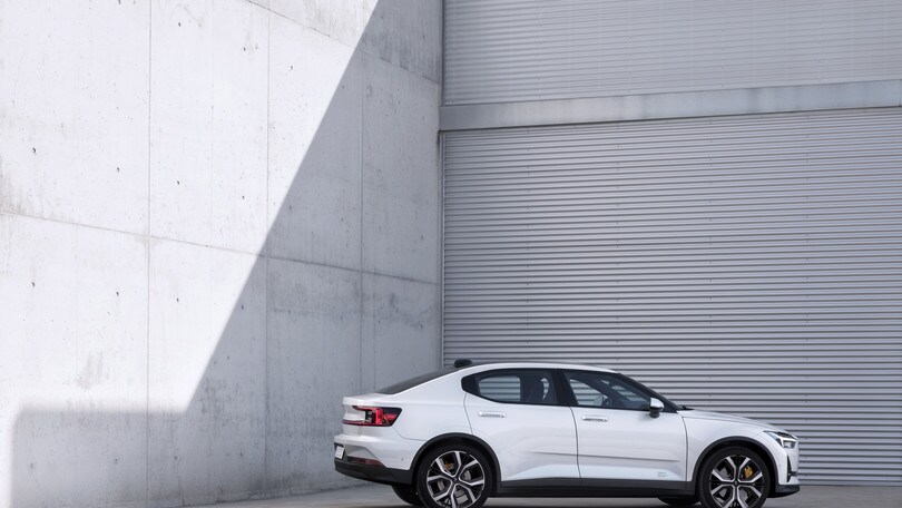 Polestar 2 sfida la Tesla Model 3