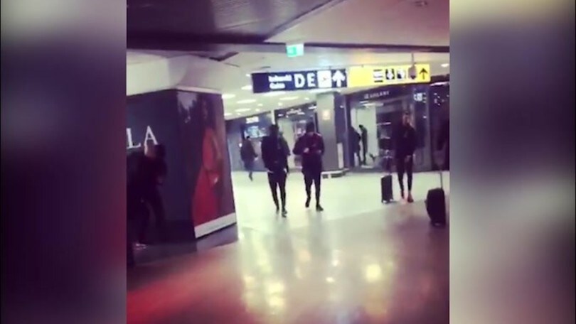 Reina, scherzo a Kessie in aeroporto!