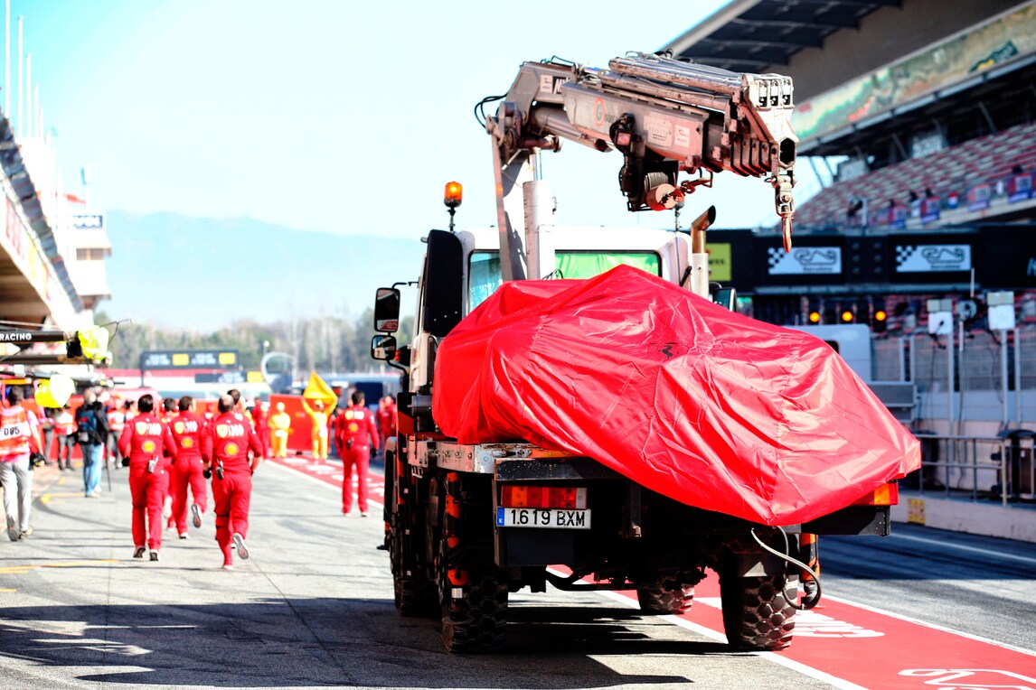 F1 Ferrari: «Vettel fuori per danno al cerchione»