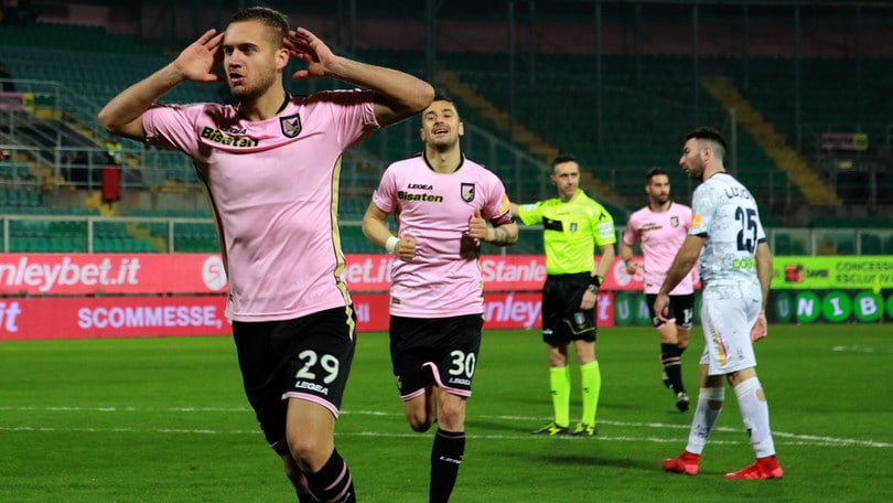 Serie B Palermo-Lecce 2-1. Stellone vola con Trajkovski e Puscas