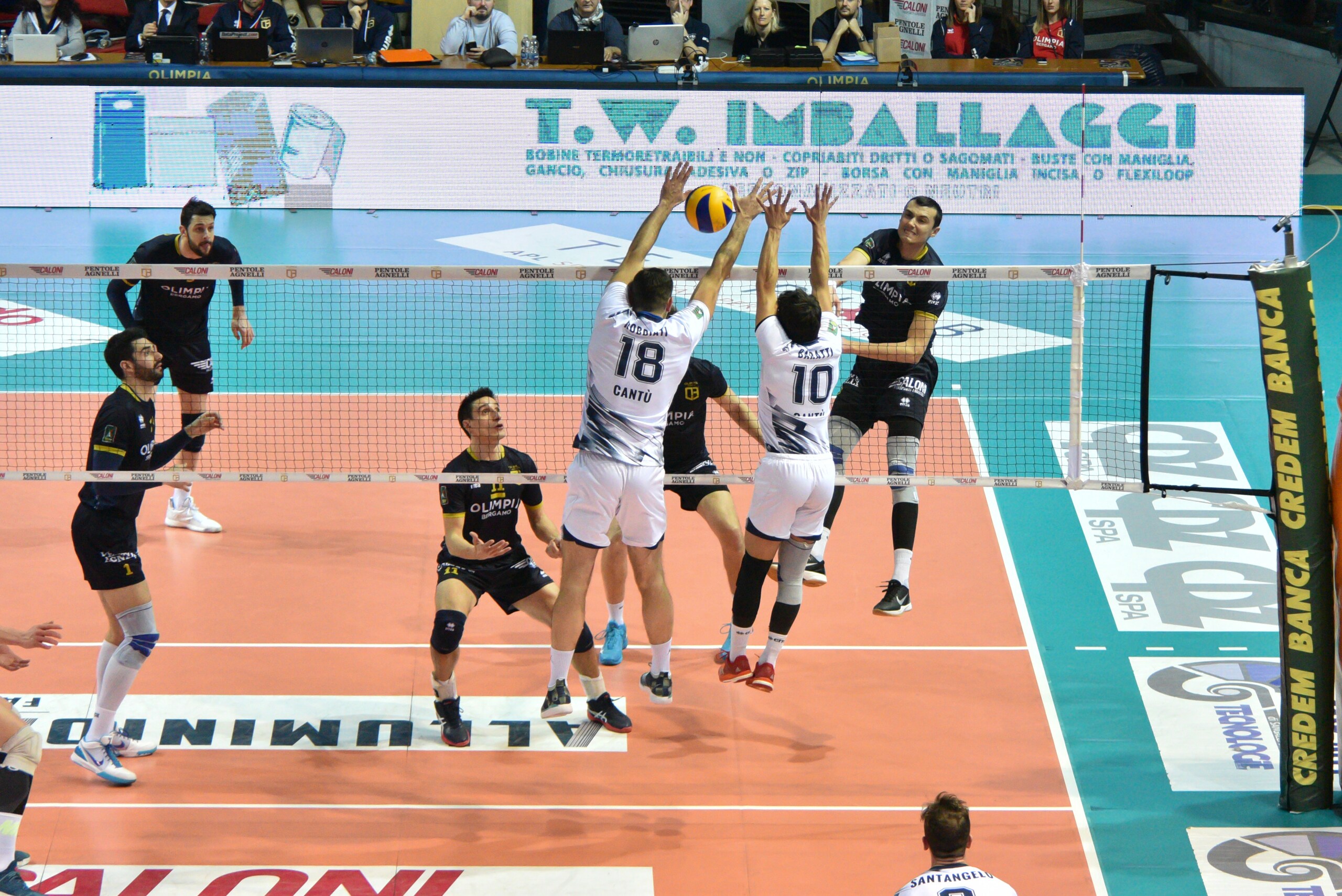 Volley: A2 Maschile, Girone Blu, Bergamo c'è ancora, battuta Cantù