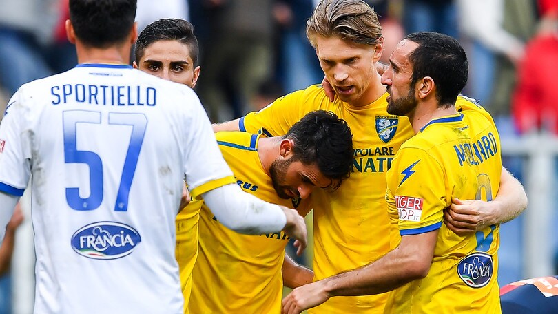 Il Frosinone resiste in dieci e ferma il Genoa