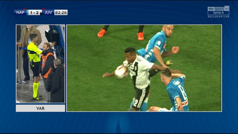 Napoli-Juve, fallo di mano di Alex Sandro: rigore per gli azzurri