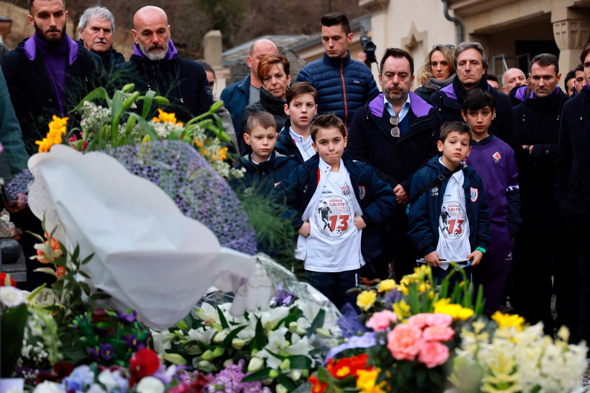 Commozione e lacrime alla messa in ricordo di Davide Astori