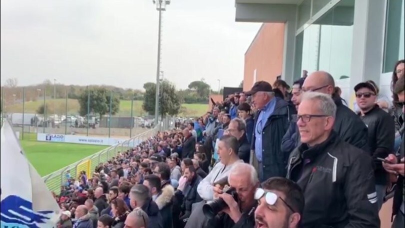 Lazio, abbraccio con i tifosi a Formello