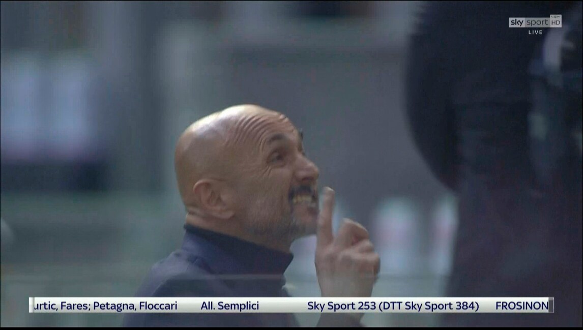 Spalletti ai tifosi dell'Inter: carica o gesto di stizza?