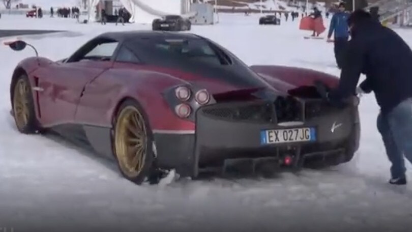 Pagani Huayra bloccata sulla neve - IL VIDEO