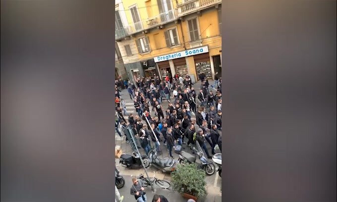 I tifosi dell'Eintracht Francoforte in corteo a Milano