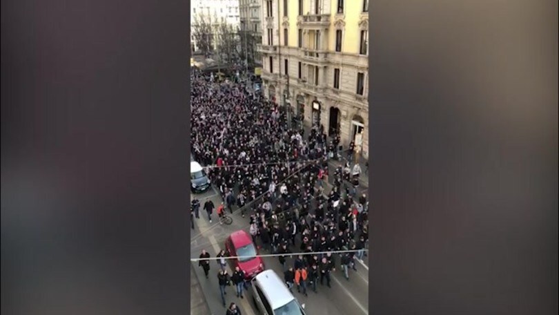 Milano, continua l'invasione dei tifosi dell'Eintracht