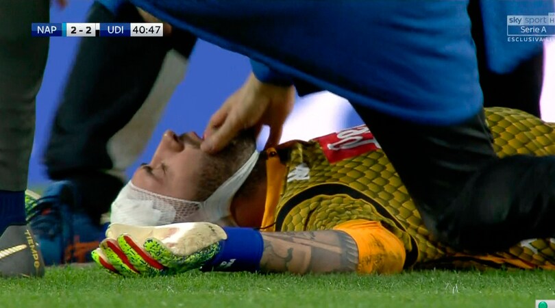 Ospina colpito alla testa, si accascia in campo: paura a Napoli