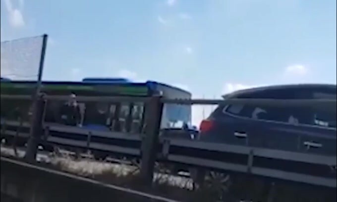 Autista sequestra bus di studenti alle porte di Milano