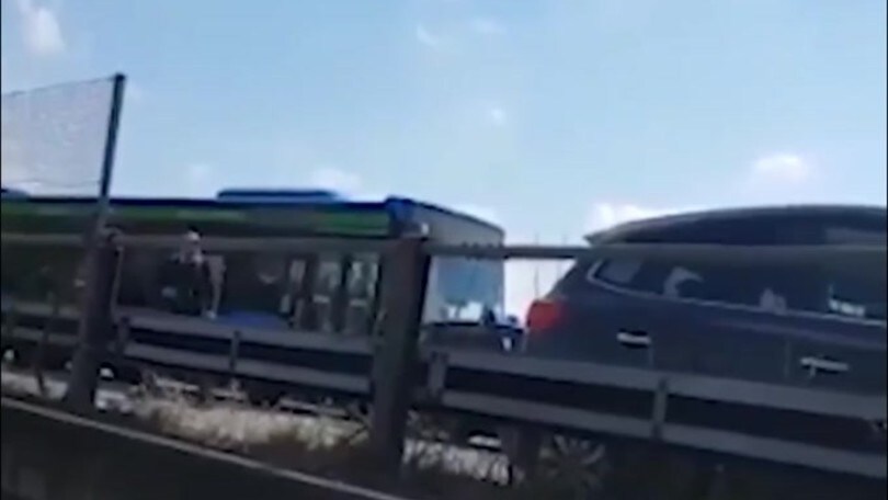 Autista sequestra bus di studenti alle porte di Milano