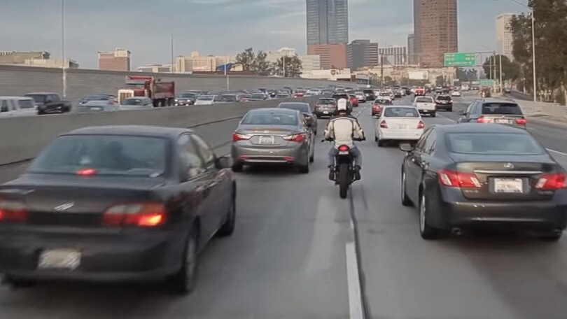 Moto e sorpassi tra le auto nel traffico: negli Usa è legge
