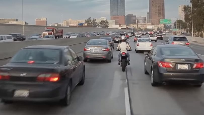 Moto e sorpassi tra le auto nel traffico: negli Usa è legge