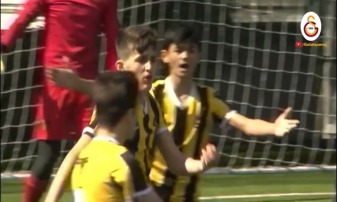 Rigore inesistente, il capitano sbaglia apposta