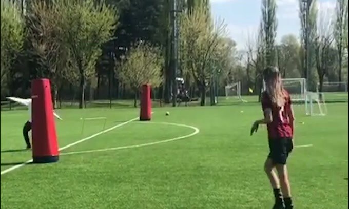 Melissa Satta fa visita al Milan