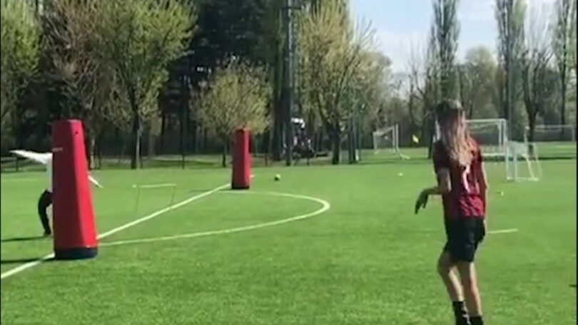 Melissa Satta fa visita al Milan