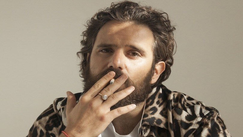 The Giornalisti: Tommaso Paradiso, che caduta sul palco!