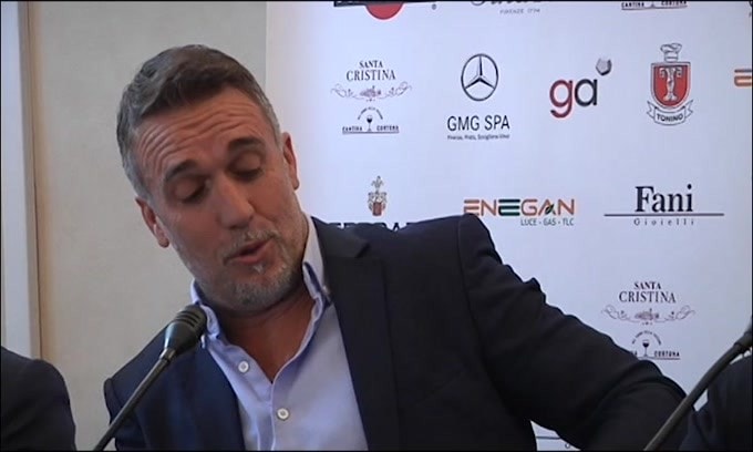 Suona il cellulare e Batistuta controlla: "E' mia moglie.."