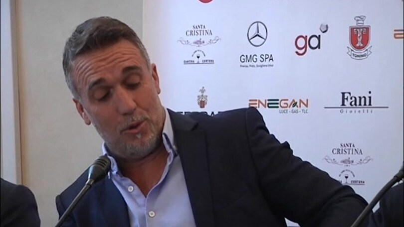 Suona il cellulare e Batistuta controlla: "E' mia moglie.."