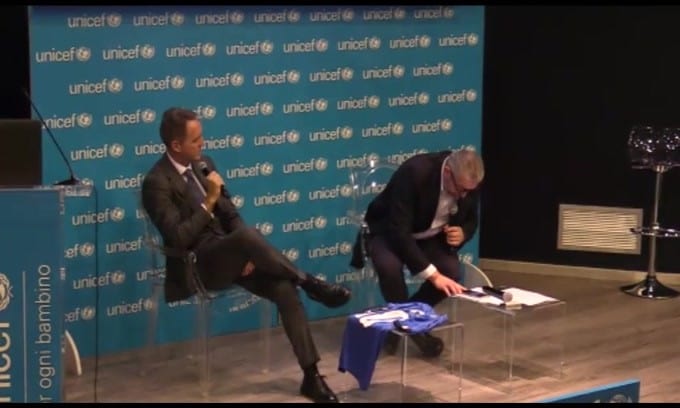Mancini, sul palco, apprende di aver vinto il Premio Bearzot