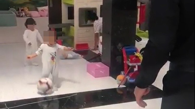 Papà Ronaldo gioca a calcio con il piccolo Mateo