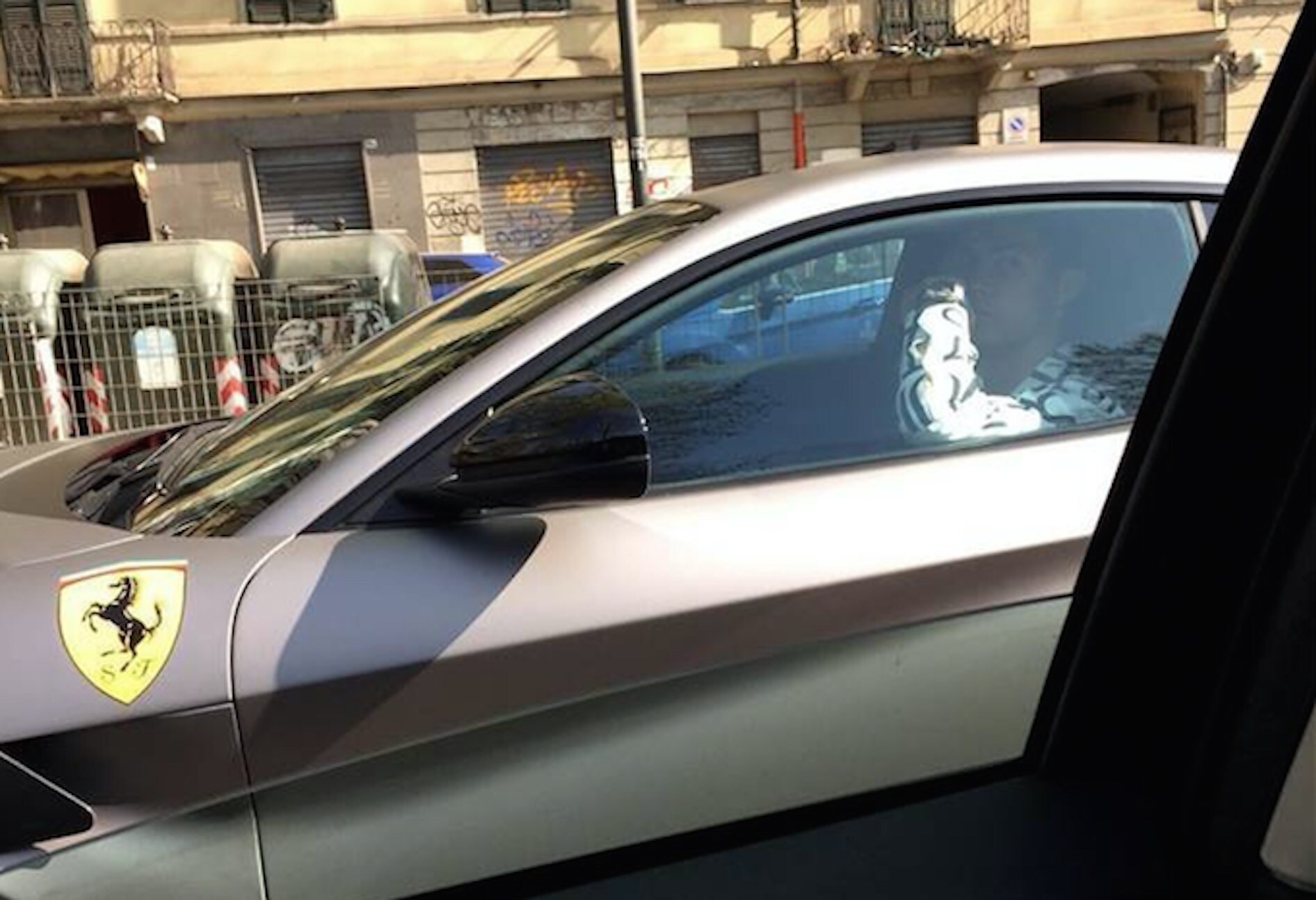Cristiano Ronaldo sfreccia con la Ferrari vicino a Tuttosport: pronto a rientrare