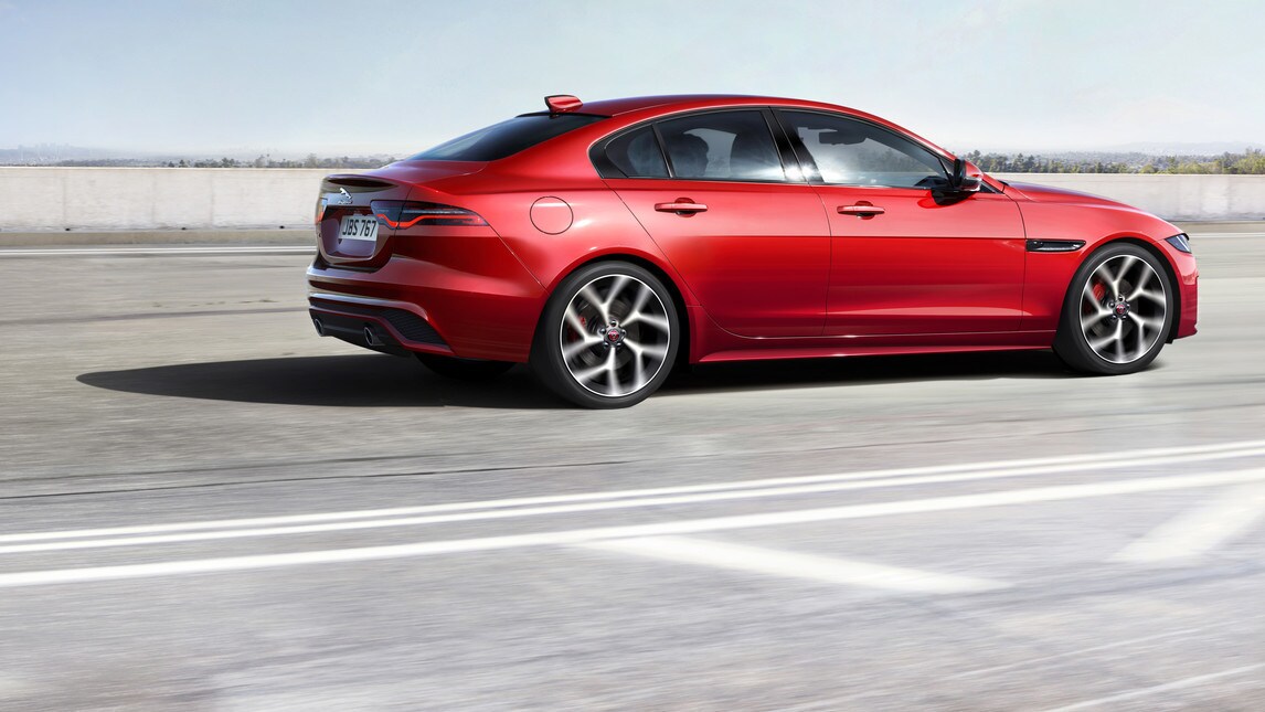 Jaguar XE, il test su strada della berlina britannica