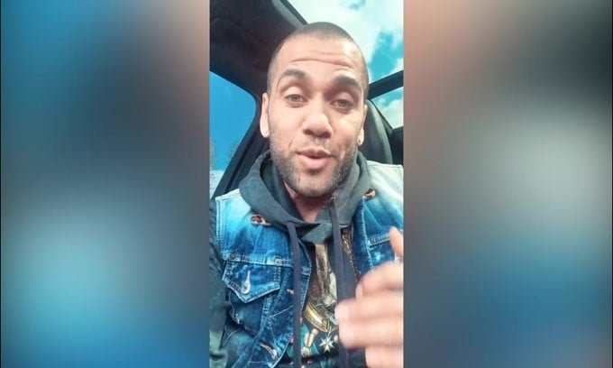 Dani Alves....il cantante!