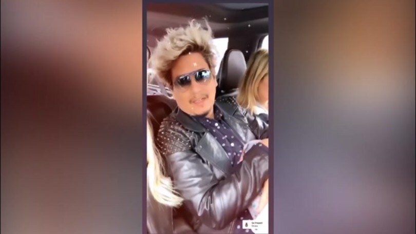 Wanda Nara in auto tra musica e buon umore
